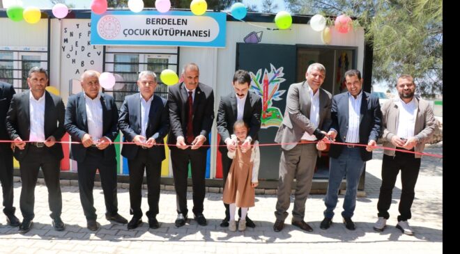 35 Yıl Sonra Mezun Olduğu Okula Kütüphane Hediye Etti