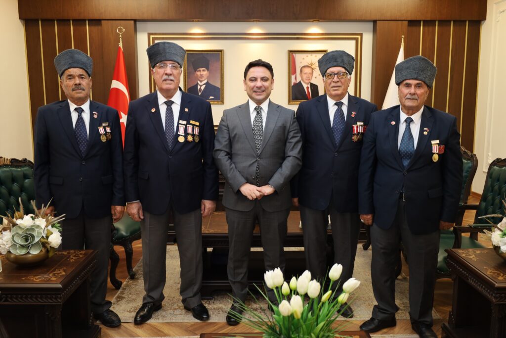 Gaziler Zamanın İzini Taşıyan Bir Plaketle Geldi: Haliliye Kaymakamı’na Sessiz Bir Teşekkür