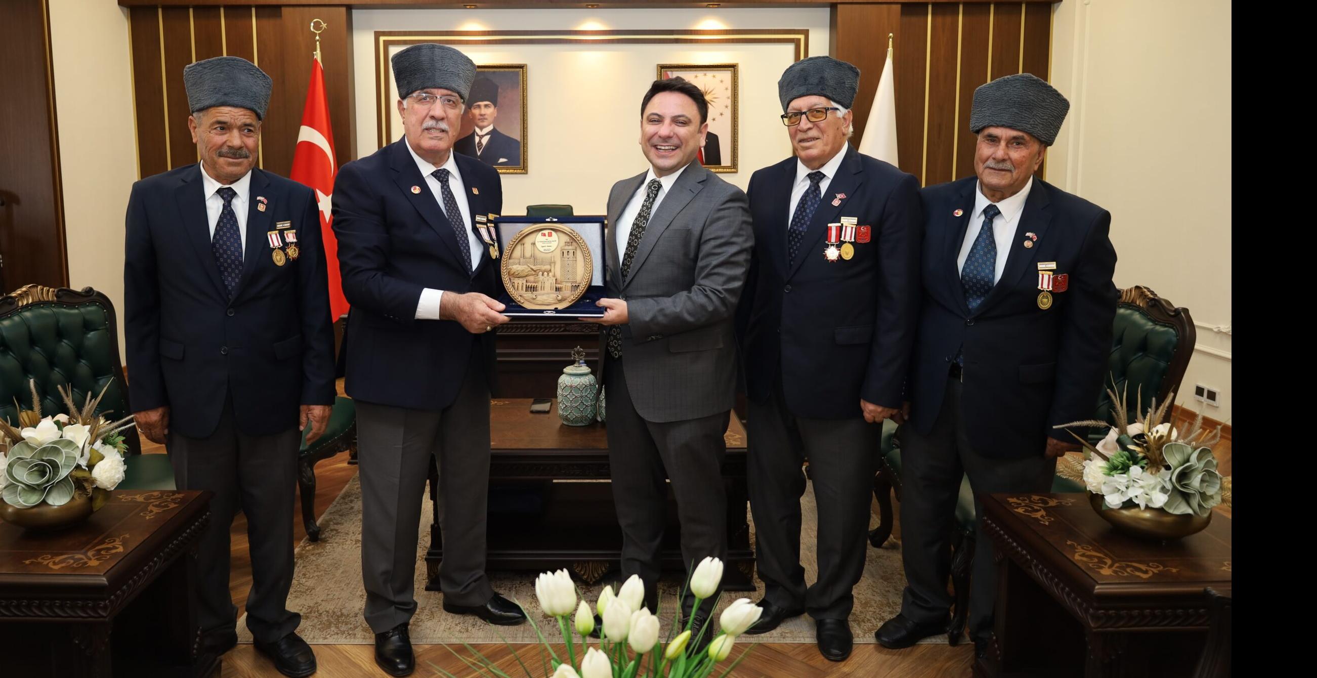 Gaziler Zamanın İzini Taşıyan Bir Plaketle Geldi