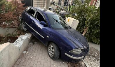 Karaköprü’de Geri Geri Gelen Araç Apartman Bahçesine Girdi