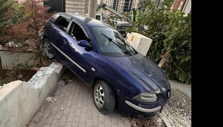 Karaköprü’de Geri Geri Gelen Araç Apartman Bahçesine Girdi