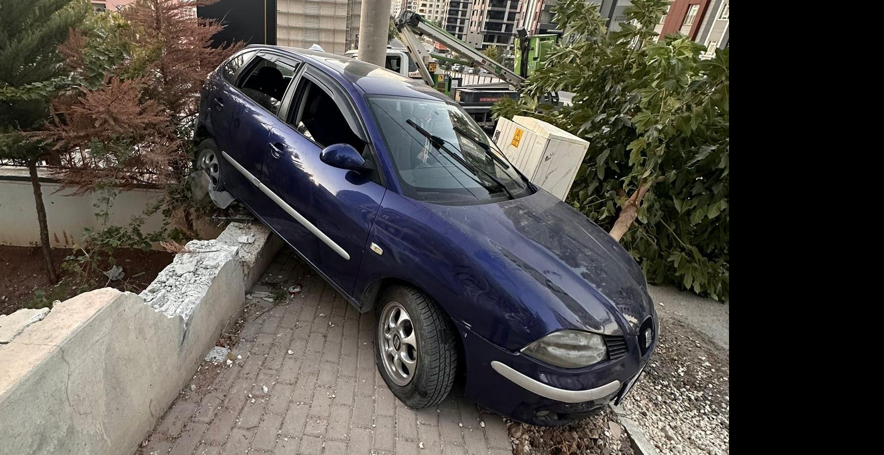 Karaköprü’de Geri Geri Gelen Araç Apartman Bahçesine Girdi