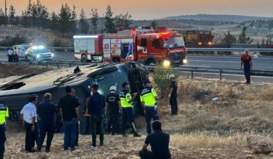 Şanlıurfa-Gaziantep Otoyolunda Kaza: Otobüs Devrildi,33 Yaralı