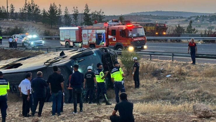 Şanlıurfa-Gaziantep Otoyolunda Kaza: Otobüs Devrildi,33 Yaralı
